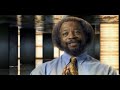 el universo elegante es un documental en el que se habla de un posible multiverso formado de universos paralelos (como un racimo de uvas conectadas supongo que por los agujeros negros o de gusano) en los que habr�a (seg�n dicen en el documental lo afirman los f�sicos) 11 dimensiones y no 4 como conocemos. �qu� dimensiones son esas? �y c�mo saben que pueden ser 11?


es lo que afirma la incipiente teoria de cuerdas. en la fisica actual hay un gran problema, hay dos teorias la relatividad general que describe muy bien como se comportan los objetos grandes (macroscopicos) y como funciona la gravedad, y hay otra teoria, la fisica cuantica, que describe muy bien como se comportan las particulas microscopicas (quarks, atomos, fotones..) y tambien como se comportan el resto de fuerzas (electromagnetica,nuclear fuerte, nuclear debil).

pero cuando se intentan unir esas dos teorias no se puede, no hay forma de juntarlas, son por decirlo de alguna forma como el agua y el aceite.. cada una describe una parte del universo pero es incapaz de describir la otra.

aqui es donde entra la teoria de cuerdas que pretende juntar esas dos teorias en una teoria mas basica que describa todo el universo. despues de muchos a�os de investigacion la teoria de cuerdas esta avanzando mucho y se estan llegando a conclusiones como que nuestro universo tendria 11 dimensiones en vez de 4 (3espaciales+1temporal).

�porque no percibimos esas dimensiones 
