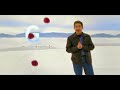 el universo elegante es un documental en el que se habla de un posible multiverso formado de universos paralelos (como un racimo de uvas conectadas supongo que por los agujeros negros o de gusano) en los que habr�a (seg�n dicen en el documental lo afirman los f�sicos) 11 dimensiones y no 4 como conocemos. �qu� dimensiones son esas? �y c�mo saben que pueden ser 11?


es lo que afirma la incipiente teoria de cuerdas. en la fisica actual hay un gran problema, hay dos teorias la relatividad general que describe muy bien como se comportan los objetos grandes (macroscopicos) y como funciona la gravedad, y hay otra teoria, la fisica cuantica, que describe muy bien como se comportan las particulas microscopicas (quarks, atomos, fotones..) y tambien como se comportan el resto de fuerzas (electromagnetica,nuclear fuerte, nuclear debil).

pero cuando se intentan unir esas dos teorias no se puede, no hay forma de juntarlas, son por decirlo de alguna forma como el agua y el aceite.. cada una describe una parte del universo pero es incapaz de describir la otra.

aqui es donde entra la teoria de cuerdas que pretende juntar esas dos teorias en una teoria mas basica que describa todo el universo. despues de muchos a�os de investigacion la teoria de cuerdas esta avanzando mucho y se estan llegando a conclusiones como que nuestro universo tendria 11 dimensiones en vez de 4 (3espaciales+1temporal).

�porque no percibimos esas dimensiones 