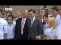Er ist erst seit einem halben Jahr Mitglied der Bundesregierung - Wirtschaftminister zu Guttenberg. Aber in der Rangliste der beliebtesten Politiker hatte er zeitweilig sogar Kanzlerin Merkel abgehängt. Das Erstaunliche - Der 37-Jährige punktet vor allem mit eigentlich unpopulären Äußerungen.