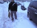 Сковородка отлично заменяяет лопату в борьбе с питерскими сугробами