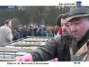 Partie de pêche traditionnelle: vider l'étang 1 fois par an - 800kg de poissons péchés traditionnellement samedi matin à la loge aux chèvres; une cinquantaine de riverains s'étaient donné rendez-vous pour vider l'étang de 11 hectares, les recettes générées par la vente de ces carpes et autres brochets permettront d'entretenir l'étang. (Pour obtenir les droits d’exploitation commerciale de cette vidéo, veuillez contacter contact@wizdeo.com)