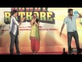 Photos of this event: on.fb.me Akshay Kumar, Sonakshi Sinha & Prabhu Deva launch ROWDY RATHORE first look at the BDD Chawl Grounds in Worli, Mumbai. For more Bollywood subscribe to www.youtube.com Facebook: www.facebook.com Twitter: www.twitter.com