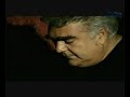 Χαθήκαμε, άραγε να φταιν' οι αποστάσεις,κάποτε ταξίδευες χιλιόμετρα,μαζί μου μια νύχτα να περάσεις, χαθήκαμε...Χαθήκαμε, ούτε ένα τηλέφωνο δεν παίρνεις,κάποτε μιλούσαμε μερόνυχτα,και τώρα στο μυαλό σου δε με φέρνεις, χαθήκαμε...Αλλάζουνε οι άνθρωποι, αλλάξαμε κι εμείς, χαθήκαμε,να είσαι μακρυά μου πως μπορείς;Αλλάζουνε οι άνθρωποι, αλλάξαμε κι εμείς, χαθήκαμε,να είσαι μακρυά μου πως μπορείς; να είσαι μακρυά μου πως μπορείς;Χαθήκαμε, φαίνεται να μοιάζει με αστείο,ούτε μια φορά δεν το φαντάστηκα,πως κάποτε θα μου 'λεγες αντίο, χαθήκαμε...Χαθήκαμε, ούτε στην γιορτή μου με θυμάσαι,όμως να το ξέρεις, κι αν με ξέχασες,με νοιάζει ευτυχισμένος πάντα να 'σαι, χαθήκαμε...Αλλάζουνε οι άνθρωποι, αλλάξαμε κι εμείς, χαθήκαμε,να είσαι μακρυά μου πως μπορείς;Αλλάζουνε οι άνθρωποι, αλλάξαμε κι εμείς, χαθήκαμε,να είσαι μακρυά μου πως μπορείς; να είσαι μακρυά μου πως μπορείς;Χαθήκαμε...άραγε να φταίν' οι αποστάσεις;Χαθήκαμε...Χαθήκαμε...