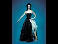 just an amazing song by emma shapplin, the best soprano in the world and my favorite singer since i was 8.

celtica:
seduta su un filo d'erba
gioca
con l'o-onde
con dei piedi l'punte

con le pieghe
del drapeggio
su cui risale
la schiuma risale...

si � buttata
nell' mare
l�, dove l'amor

pallida, frale farfalla
s'� una
libellula
dal squame un' tanagra
minuscole...

nell' acqua 
nacqui nell' acqua
ma limpida ...

si � buttata
nell' mare 
la, dove l'amor

seduta su un filo d'erba
gioca
con l'onde
con dei piedi l'punte
con le pieghe
del drapeggio
la schiuma risale...

si � buttata
nell' mare 
l�, dove l'amor