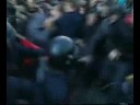 La policía Carga contra los estudiantes en Barcelona