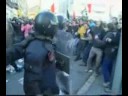 La policía Carga contra los estudiantes en Barcelona