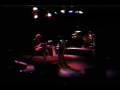 videos de Man smashes guitar during show 9-16-94