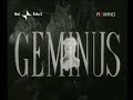 regia luciano emmer - con walter chiari, alida chelli, ugo fangareggi, giampiero albertini, ira f�rstenberg, katia christine, elisabeth wu, giampiero.
nel 1969, luciano emmer realizza la sua prima serie di telefilm rai, in onda sul secondo canale nei mesi di agosto/settembre. l'idea di geminus, prende spunto senza dubbio dai numerosi rimaneggiamenti urbanistici che alla fine degli anni sessanta investirono il centro storico della capitale per la costruzione di numerosi sottopassi. i telefilm, infatti, sono ambientati nel paesaggio sotterraneo di roma e il titolo stesso, geminus,si riferisce a giano, il dio bifronte protettore delle porte della citt�. il protagonista alberto piergiorgi (walter chiari), un fotografo che abita a roma di fronte all'arco di giano (via del velabro), una sera vede dalla finestra della sua abitazione due loschi sconosciuti che trasportano qualcosa e li fotografa. hanno inizio cos� una serie di complicate avventure che coinvolgono la gelosa fidanzata di alberto, caterina (alida chelli), una misteriosa giapponese (elisabeth wu) che scompare e ricompare pi�volte dopo finte morti, e l'amica di un miliardario (ira f�rstenberg). nei segreti sottosuoli romani, in una girandola frenetica di colpi di scena, tra furti di statue, traffici di droga e morti improvvise, alberto, come un giano custode della citt�, riuscir� a salvare roma da un'esplosione e a sconfiggere la banda di malavitosi.