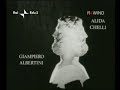 regia luciano emmer - con walter chiari, alida chelli, ugo fangareggi, giampiero albertini, ira f�rstenberg, katia christine, elisabeth wu, giampiero.
nel 1969, luciano emmer realizza la sua prima serie di telefilm rai, in onda sul secondo canale nei mesi di agosto/settembre. l'idea di geminus, prende spunto senza dubbio dai numerosi rimaneggiamenti urbanistici che alla fine degli anni sessanta investirono il centro storico della capitale per la costruzione di numerosi sottopassi. i telefilm, infatti, sono ambientati nel paesaggio sotterraneo di roma e il titolo stesso, geminus,si riferisce a giano, il dio bifronte protettore delle porte della citt�. il protagonista alberto piergiorgi (walter chiari), un fotografo che abita a roma di fronte all'arco di giano (via del velabro), una sera vede dalla finestra della sua abitazione due loschi sconosciuti che trasportano qualcosa e li fotografa. hanno inizio cos� una serie di complicate avventure che coinvolgono la gelosa fidanzata di alberto, caterina (alida chelli), una misteriosa giapponese (elisabeth wu) che scompare e ricompare pi�volte dopo finte morti, e l'amica di un miliardario (ira f�rstenberg). nei segreti sottosuoli romani, in una girandola frenetica di colpi di scena, tra furti di statue, traffici di droga e morti improvvise, alberto, come un giano custode della citt�, riuscir� a salvare roma da un'esplosione e a sconfiggere la banda di malavitosi.