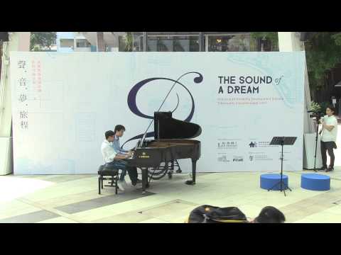 這是鄧卓謙的作品 - 鄧卓謙與老師朱偉恆，展能藝術發展計劃—社區共融活動2015「聲．音．夢．旅程」演出 皮亞佐拉 – 《自由探戈》