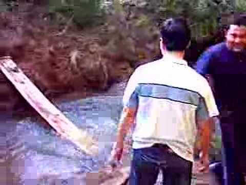 Hombres Cruzando por un Puente Improvisado