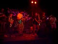 va a escampar - sobre la vereda