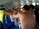 gurizada no onibus...metendu um cantoriu...e u vinhu sempre presente neh....bebendo vinhu..e o mundial eh o mew caminhooooo!!!