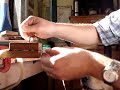 cortando y desvirando un tiento