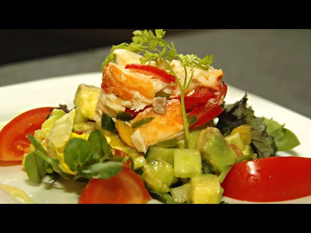 Avocado Tartar an Wildkräuter mit Langusten Méli-Melo