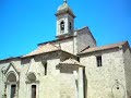 era un'antica pieve preceduta da un battistero dell'viii secolo. l'edificio attuale fu costruito verso la fine del xii secolo o agli inizi del secolo successivo; la parte pi� antica sembra essere quella corrispondente alla facciata e in particolare al portale maggiore. la parte terminale � stata completamente alterata con l'abbattimento dell'abside originario nel 1653 per costruirvi il coro.

la chiesa � a pianta a croce latina con unica navata e cappelle absidali. dei tre portali, il pi� significativo � il portale maggiore, di stile lombardo, costituito da un protiro leggermente risaltato ad arco (architettura) a tutto sesto, decorato e sorretto da due coppie di colonnette per lato, in pietra arenaria, annodate al centro e poggianti su leoni stilofori. sulla cima delle colonnette si imposta l'arco a tutto sesto. all'interno del protiro ci sono cinque colonne a sinistra e cinque a destra con capitelli ornati da animali e foglie d'acanto. sull'architrave del portale si trovano due coccodrilli affrontati. nel centro della lunetta � scolpita in altorilievo una figura in trono ritenuta l'effigie di san damaso, ma in realt� da identificare con la rappresentazione di san quirico. la decorazione del portale si sviluppa secondo un'iconografia simbolica cristiana che deriva dall'arte lombarda.
