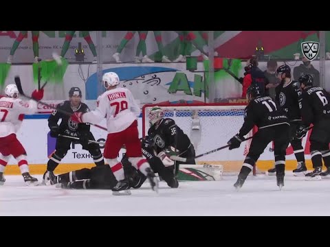 Hanzl shoots Reideborn from the slot