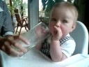 Dricker vatten ur ett stort glas
