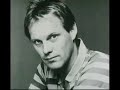 daar waar andr� hazes volop aandacht kreeg van de media  toen hij stierf werd bram in en vergeet hoekje geduwd.
speciaal voor hem een ode.

gezongen door paul de leeuw
film en montage rowdy