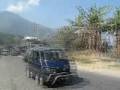c'est quoi ce trafic! c'est katmandou!!! vive la campagne au nepal et ses beaux camions (et vaches sacrees ;))