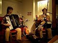 music→『ﾌｲｺﾞ座の怪人』「納涼奏音祭」おかげ様ﾌﾞﾗｻﾞｰｽﾞのSax奏者でｲｰﾘｱﾝ･ﾊﾟｲﾌﾟ(ｱｲﾘｯｼｭ･ﾊﾞｸﾞﾊﾟｲﾌﾟ)やﾃｨﾝ･ｳｨｯｽﾙ, Saxなどの管楽器を担当する金子鉄心。ﾌﾚｲﾚﾌｼﾞｬﾝﾎﾞﾘｰ･玩具利音でもｱｺｰﾃﾞｨｵﾝを担当し、様々なｼﾞｬﾝﾙのﾐｭｰｼﾞｼｬﾝのﾚｺｰﾃﾞｨﾝｸﾞやﾗｲﾌﾞのｻﾎﾟｰﾄをつ とめる藤沢祥衣。以上２人からなる鞴家による南船場にある「晴山亭」での納涼奏音祭。