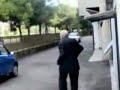 le papy de regis gare sa voiture