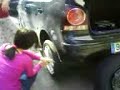 Cambiando un rueda del coche Cambiando un rueda del coche