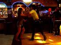 Bailando salsa camareras