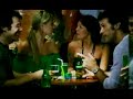 Duas mulheres indo ao banheiro Duas mulheres indo ao banheiro