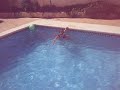 yoo sin poder cruzar la piscina por la risa