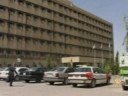 بسبب فضيحة شراء الكلور الفاسد مناوشات (قاسية) بين المالكي والحكيمبغداد- وسام الحكميiraqimedia@gmail.comفضيحة شراء الكلورين الفاسد من إيران لاستخدامه في محافظات بابل وكربلاء والديوانية قد تكون حلقة في سلسلة الفساد اللامتناهية في العراق ككل والجنوب العراقي بشكل خاص لكنها الأبرز هذه الأيام.وبالرغم من أن حكومة المالكي ألقت القبض على المسؤولين العراقيين التابعين للمجلس الأعلى الإسلامي بقيادة عبد العزيز الحكيم الا أن هذا لا يعد علاجا ناجعا لما يحدثفرئيس الحكومة (نوري المالكي) الذي أصرّ على عدم إطلاق سراح المتهمين بتلقي الرشاوى من صفقة الكلورين والمعتقلين في الوقت الحاضر، إلا أنّ المجلس الأعلى الذي طالب (المالكي) بإطلاق سراحهم دون جدوى كما يقول محلل سياسي بريطاني- لم يستطع منع الحكيم من أن يرسل ثلة من مسلحي (منظمة بدر) الجناح المسلح في المجلس ليقتحموا مركز شرطة في المدحتية ويطلقوا سراح عضو مجلس متهم بشراء الكلورين المنتهي الصلاحية من إيران.اضغط على الرابط لقراءة سواد وجه الحكومة العراقية المنتخبة  http://www.shababek.de/iraqiwindows/modules/news/article.php?storyid=113