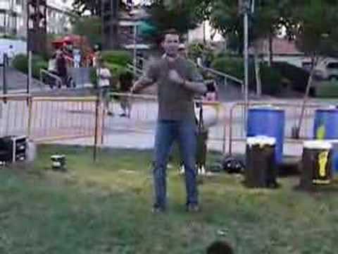 Giles Davis predicando en Sanfernando