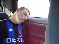 Emerson met hoofdpijn in de auto