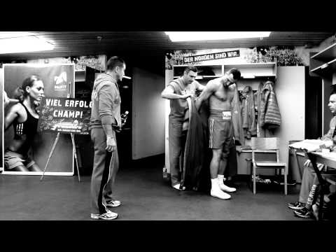 Как готовиться Кличко перед выходом к бою - раздевалка (видео)