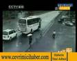 Cin+de+Otobus+Alt�nda+Kalan+Yaya