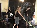 b�rbara borges, erom cordeiro e branca messina varrem a sala de ensaio em prepara��o para mais um dia de trabalho. para aquecer as cordas vocais, canto...