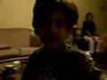 Nicolas jugando con la familia