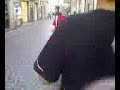 a via del corso facendo pallonetti alle persone
