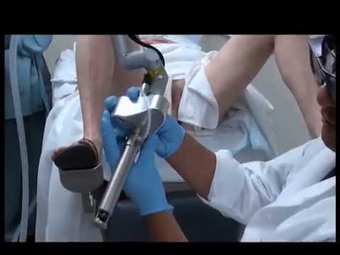 Зрелый гинеколог ковыряется в письке пациентки с косичкой пальцами и инструментами