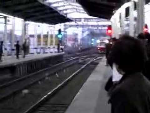 電車が来ない・・・・・・・・・