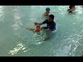 Chiara Marchiori na piscina