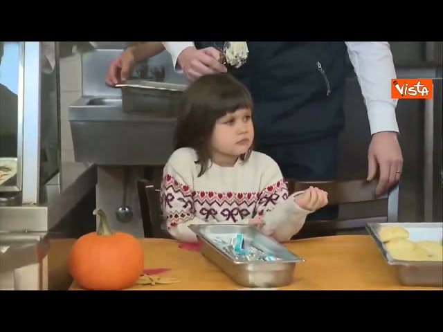 Il vice Presidente Usa Jd Vance con la famiglia serve cena Ringraziamento a truppe Fort Campbell