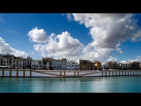 Sevilla - Sevilla en el siglo XVI se convierte en ciudad universal y adquiere una proyección mundial sin precedentes en su historia. Conocida como 'La ciudad donde lat...