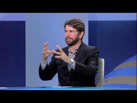 Porque as meninas jovens têm bolsas abaixo de olhos