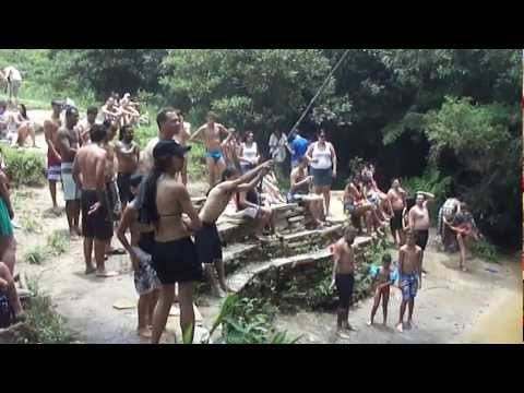 Flagrante: tromba d'água pega banhistas de surpresa em cachoeira em MG