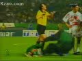 Dumm gelaufen 2 Sanit�ter kollidiert mit Fussballspieler