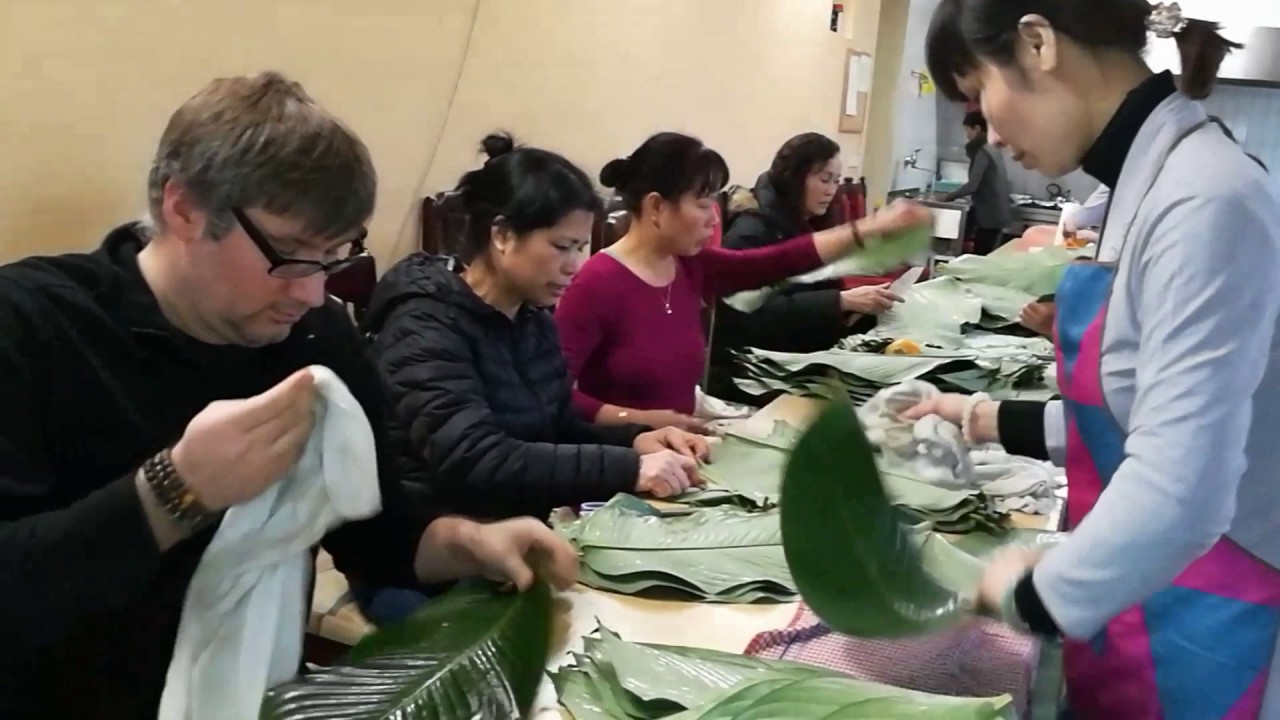TƯỚC LÁ DONG - CHUẨN BỊ GÓI BÁNH CHƯNG TẾT TẠI CHÙA PHỔ ĐÀ