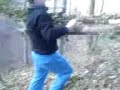 Smjesan izlet u sumi zavrsen skakanjem sa drveta smjesno Smjesan izlet u sumi zavrsen skakanjem sa drveta smjesno