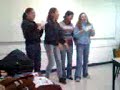 Psicología cantando información en exposición ENMS