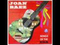 BACHIANAS BRASILEIRAS n°5 de Heitor VILLA-LOBOS (1938) pour soprano et 8 violoncelles - Aria - Par Joan Baez (1965) Musicien de la première moitié du XXè siècle, Heitor Villa Lobos est né et mort à Rio de Janeiro. Violoncelliste, guitariste, compositeur, il a étudié la musique d'abord au Brésil, puis en Europe. Villa-Lobos a consacré une partie de sa vie à parcourir le Brésil à la découverte du folklore de son pays, mais était aussi fasciné par la musique européenne, et en particulier celle de Bach. Les Bachianas Brasileiras sont des pièces écrites pour des petites formations ou pour orchestre, dans lesquelles le compositeur rend hommage à JSBach (l'écriture rappelle la musique baroque), mais s'inspire également de chants et de danses populaires brésiliens Tarde, uma nuvem rosea lenta e transparente, sobre o espaço sonhadora e bela! Le soir, un nuage rosit, lent et transparent, rêveur et beau dans l'espace Surge no infinito a lua docemente, A l'infini, la lune s'élève lentement Enfeitando a tarde, qual meiga donzela que se a presta e alinda sonhadoramente, Enjolivant le soir, telle une demoiselle qui s'apprête et s'embellit rêveusement, Em anseios d'alma para ficar bela,rita ao ceo ea terra, toda a Natureza! Son âme troublée pour rester belle, crie au ciel et à la terre, à toute la nature ! Cala a passarada aos seus tristes queixumes, e reflete o mar toda a sua riqueza... Ses tristes plaintes, et la mer reflète toute sa richesse... Suave a luz da lua desperta agora, a <b>...</b>
